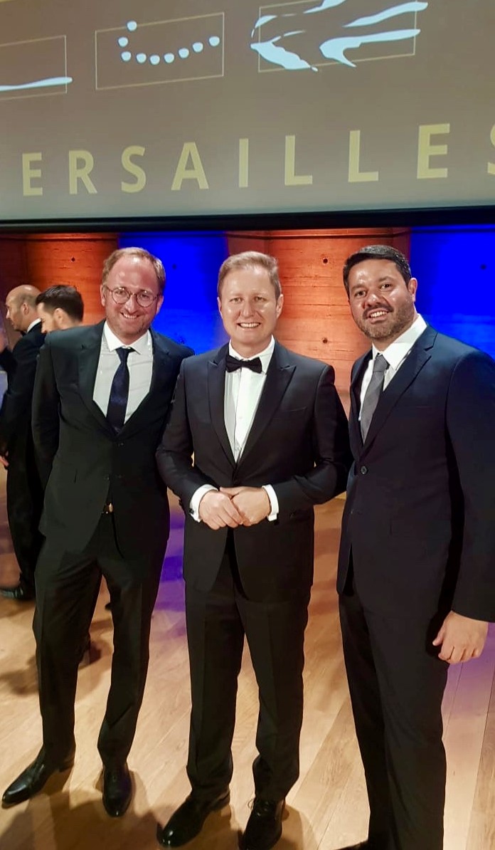 Damien Perrot, vice-presidente sênior de Design Multibrands, Paulo Mancio, vice-presidente sênior de Design e Construção (ambos da AccorHotels), e Rodrigo Marcondes, sócio da FGMF Arquitetos, corresponsável pelo projeto, durante cerimônia do Prix Versailles 2019 Damien Perrot, vice-presidente sênior de Design Multibrands, Paulo Mancio, vice-presidente sênior de Design e Construção (ambos da AccorHotels), e Rodrigo Marcondes, sócio da FGMF Arquitetos, corresponsável pelo projeto, durante cerimônia do Prix Versailles 2019